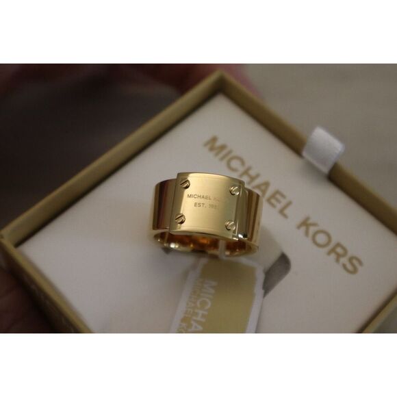 Michael Kors MKJX26577108 Women's Sz 8 Gold Tone Logo Plate Fashion Ring - Picture 2 of 7